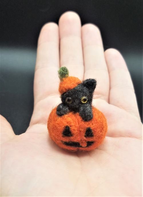 toyshrine:Black Cat/Dog in a Jack-O-Lantern Needle felted Miniatures