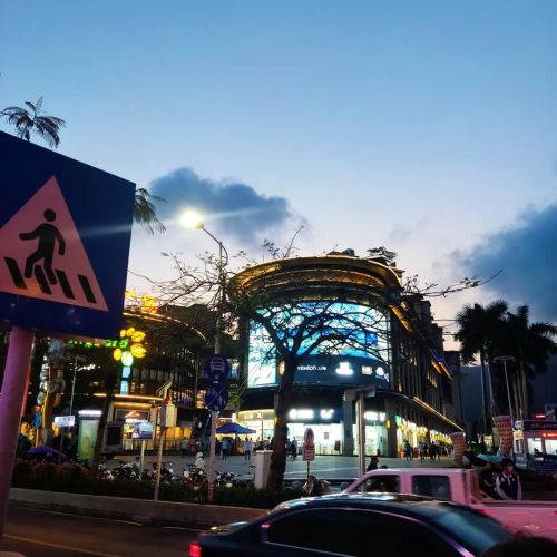 Night and the city #wayneduplessis #dapeng #emilytjandra #gracecandra #night #streets #blossoms #cit