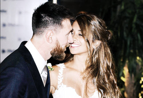 sashapique:Lionel Messi and Antonela Roccuzzo greet the press after their civil wedding ceremony at 