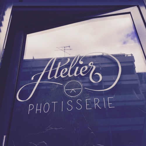 a few weeks ago i had the pleasure to do some fine window lettering for »atelier photisserie«. kathr