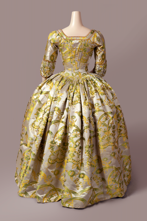 beccaoftheglen:fripperiesandfobs:Robe à l’anglaise ca. 1775, silk ca. 1708-10From Cora Ginsburg #car