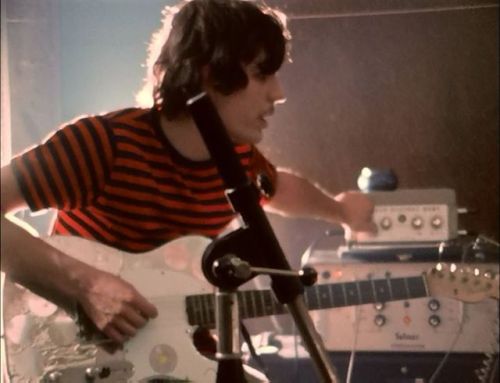 mairabarrett:Sydwith his mirrored guitar.