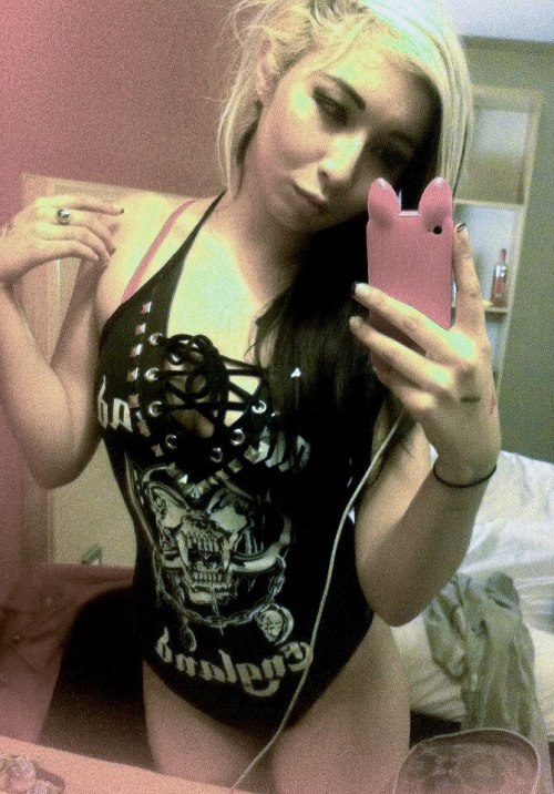 jjwrightjuicebox:  hehehe Gig night(crashdiet) wearing Wicked Lester bodysuit that I later ended up shooting for !www.facebook.com/juiceboxxmodel