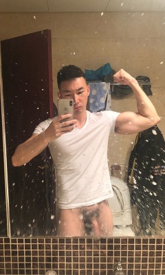 rebelziid-ii:  [ Recommend Post ] Dirty Mirror [ Someone needs to help him clean that mirror! ]Who needs help cleaning him? 🤔😚🤤