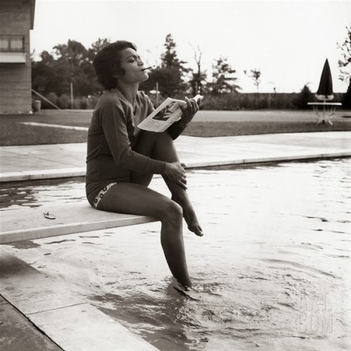 cryoverkiltmilk: hopeful-melancholy: Eartha Kitt photographed at the pool by Isaac Sutton, 1959 Just