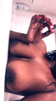 milk-marye: Bath and blunts 💦😜 More bath time content on my premium 😂💕 
