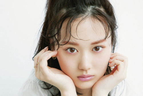 シアーなパープルでちゅるんとピュアリップ 美月のオフメイクモデル／山下美月