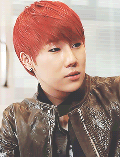 namuyeols:  Sunggyu’s reaction to Sunggyu’s singing. 