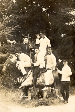 Huit militaires et un cheval de bois.