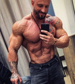 musclegodselfies:  Ben Radic