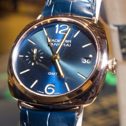 watchagora: The Panerai Radiomir 3 Days GMT Oro Rosso features a beautiful blue dial, but turn it around, and the P.3001/10 manufacture movement is equally stunning! Read more on www.watch-agora.com/p/356 or tap on @watchagora then the link to the site