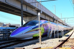 sparxnfrost:  ca-tsuka:  New Shinkansen / Evangelion train (in Japan, of course).  Oh for the love of god YESSSSSSS!   Que chingon esta.