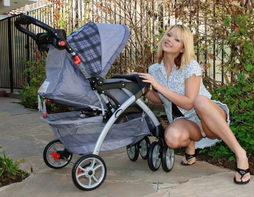 lezbilicious:  Lindsey often put her baby’s afternoon nap time to good use. I often call around then