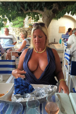 yorkshireyid:  Mmmm mature cleavage