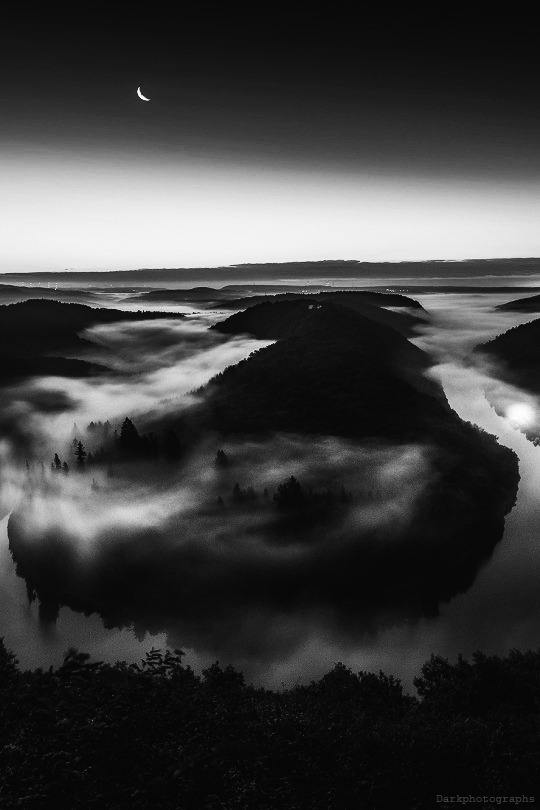 darkphotographs:   Dark    Meet me in that wonderful dream…..