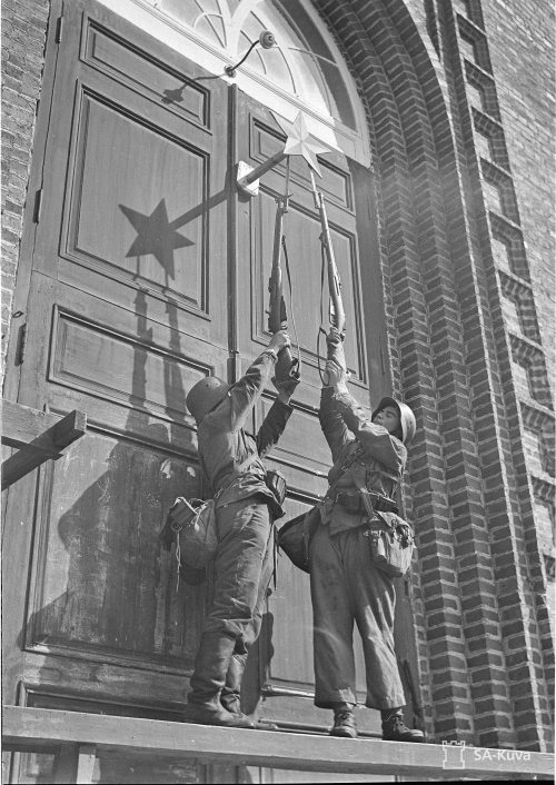 populusfennicapatriam:Finnish soldiers remove the Soviet star from the desecrated church’ door