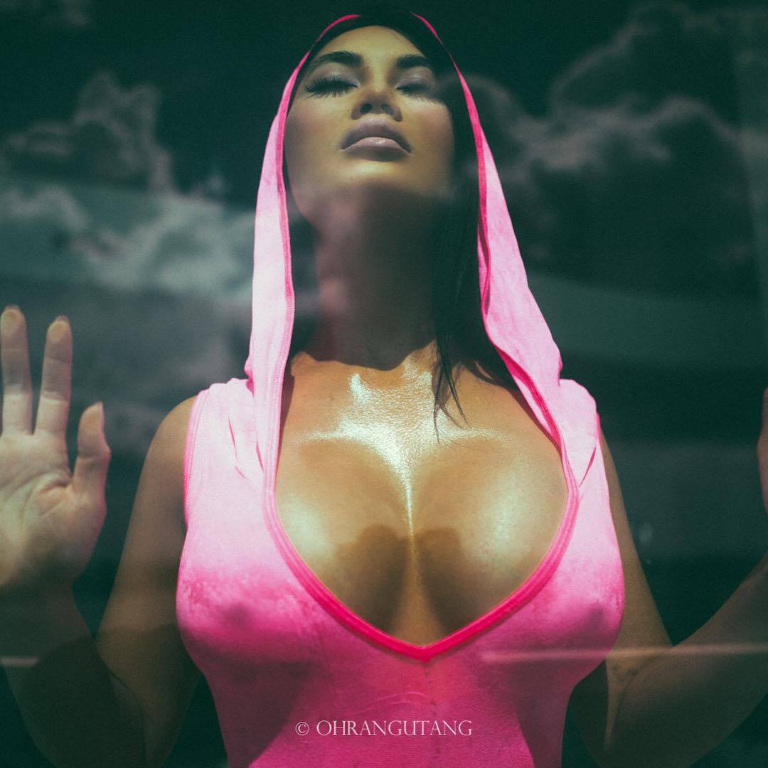mikeohrangutang:  Falling skies @fitnessyen by an @ohrangutang H&amp;M @cristinapilo