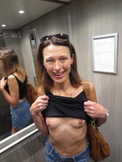 fannyfotos:  Em loves getting them out in lifts!