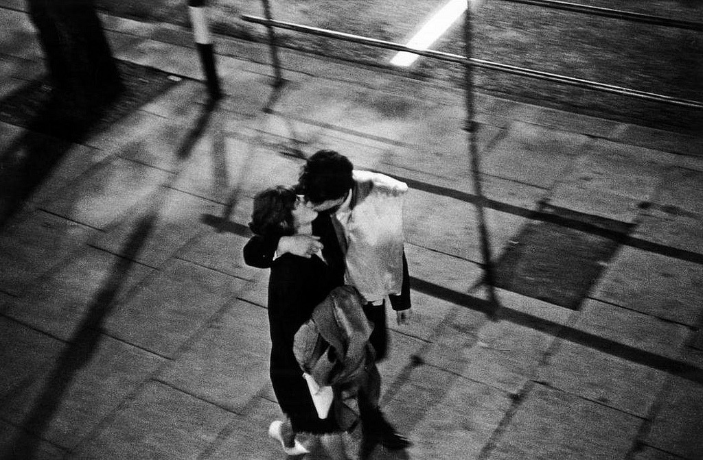  London. 1960. Couple kissing on street. 