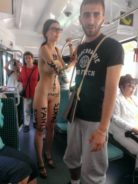 sexonmasstransit:  noiredesire:  belle série pour montrer l’incertitude des autres… pourtant c’est normal.  . 