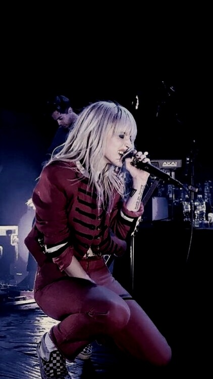 oalockscreen:Hayley Williams from Paramore//credits to Kari Meiers & the other photographers (?)