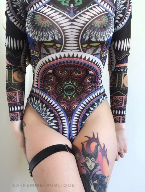 la-femme-publique:  Colourful af 💚