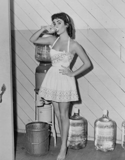 refined-sugar:  retrogasm:  Barefoot Liz Taylor  babe  