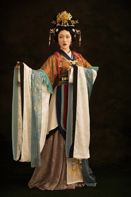 dressesofchina: Recreated costumes based on Yuan Dynasty murals 永乐宫壁画 photographer：@摄影师贾云龙 （路人贾摄影）mo