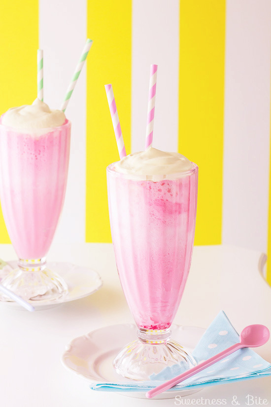 kiiseu:  Raspberry Lemonade Ice Cream Float 