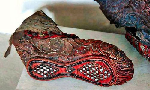 taibhsearachd:historyarchaeologyartefacts:2300 years old Scythian woman’s boot preserved in the froz