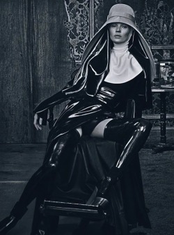 hubungus:  Kate Moss as fetish nun 