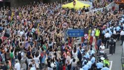 lostintrafficlights:  stereoculturesociety:  lostintrafficlights:  ahistoryofoceans:  stereoculturesociety:  CultureHISTORY: &ldquo;Hands Up, Don’t Shoot&rdquo; - Hong Kong Protests The passionate voices of Black America have been heard around the world.