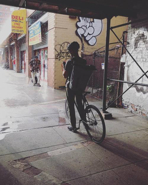 Waiting out the rain. #bikecrush #bikenyc(at New York, New York)