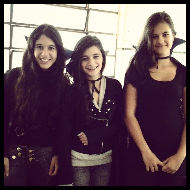Trabalho de portugues (sim, somos vampiras) tudo por uma boa nota #partiu #passar