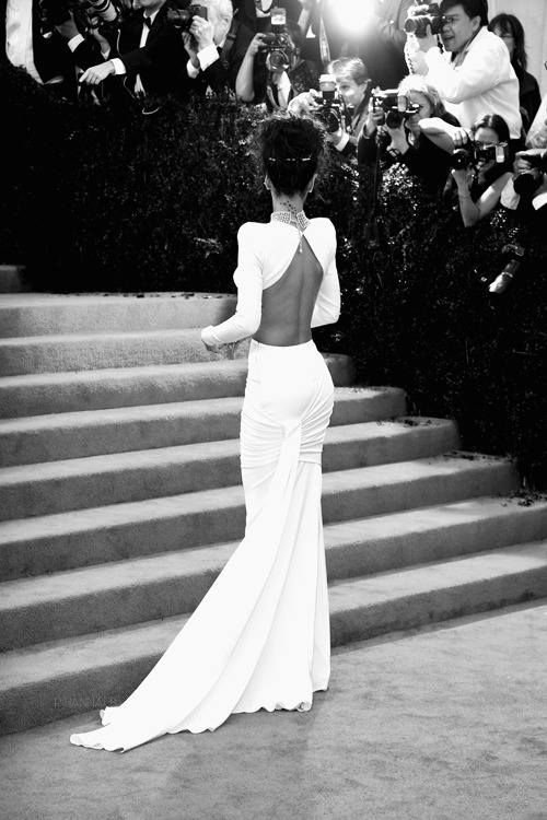 rihannalb:   Rihanna at MET Gala 2014: Red Carpet. 