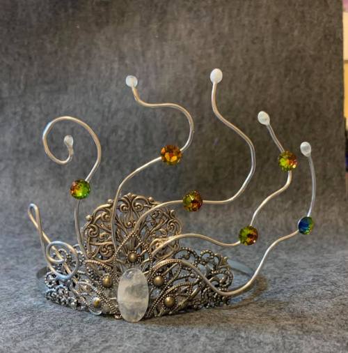 sarafelix:
“Month of Love prompt Song
Sara Felix
I can be a bit literal sometimes. So when I saw the prompt Song I immediately thought of bars of music and treble clefs. So there are five tentacles (ha) coming from this tiara and a treble clef. The...