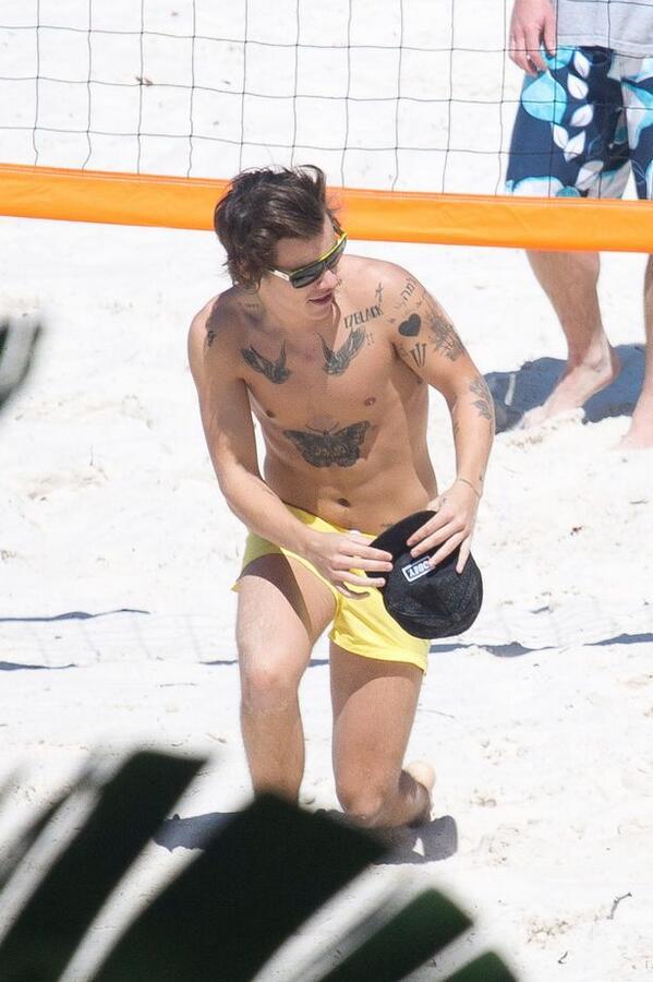 narryclass:  Harry playing beach volleyball on the Gold Coast today - 19.10.13. -