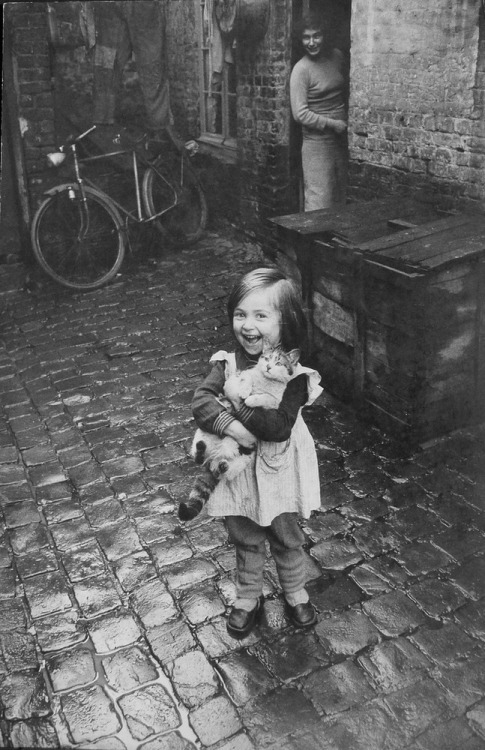 awwww-cute:  Happy French girl and her cat (cross post from r/OldSchoolCool) (Source: http://ift.tt/1EF00Xc)  ♡♡♡