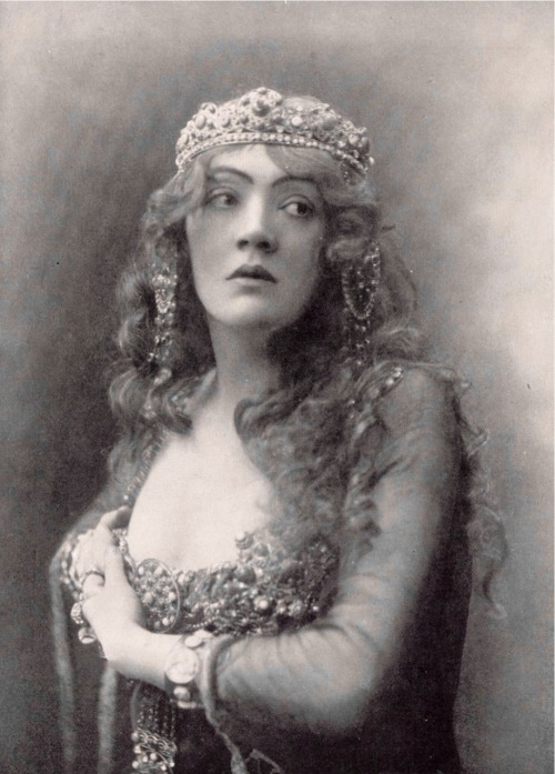 Mademoiselle ADA ANDROVA qui vient de débuter à la Gaité Lyrique dans ” Hérodiade”.Photographie tiré