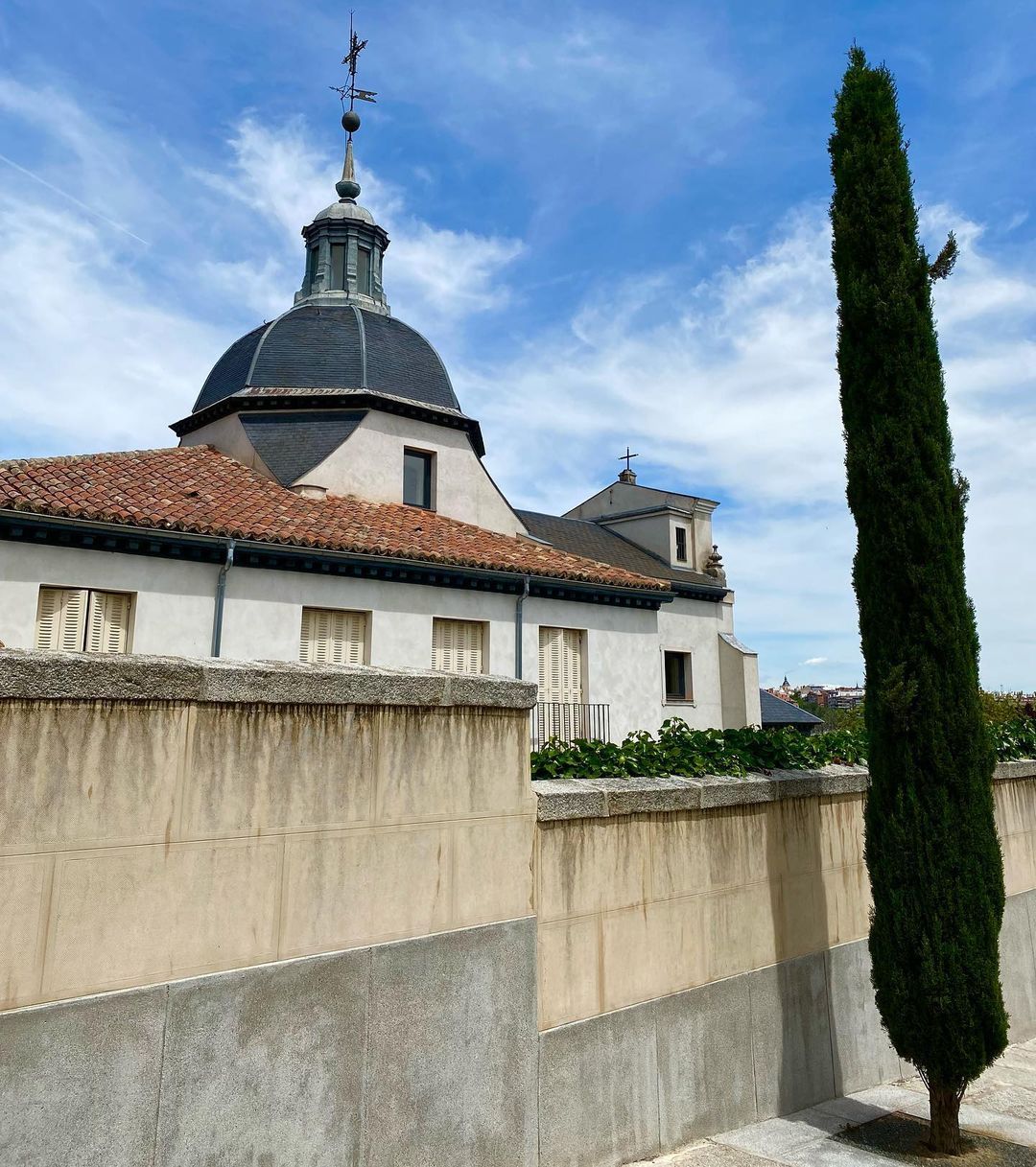 Ermita del santo San Isidro, vista desde el Cementerio Sacramental de San Pedro, San Andrés y San Isidro, Madrid.
https://www.instagram.com/p/CO5LnukBb8t/?igshid=1qq6l1e6k6sr2