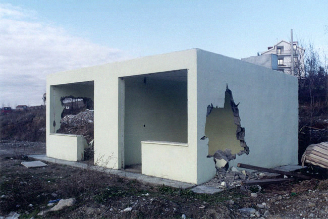 likeafieldmouse:  Anri Sala - House with Horizon (2002) 