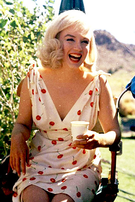 jubal666:fruitblr:Marilyn Monroe wearing a cherry-printed dress designed by Jean Louis in THE MISFIT