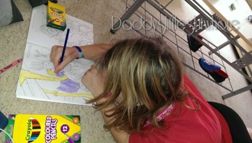 daddyslittleslutwhore:  Daddy’s little girl colouring at Daddy’s feet :) 