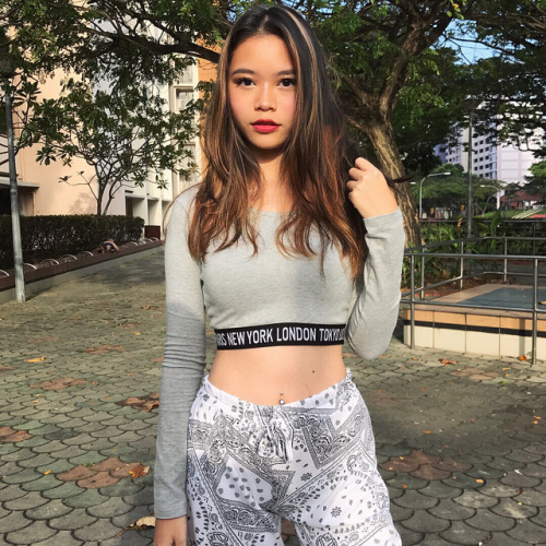 premium-sg-girls-xmm: Very curvy SG girl Imagine her staring into your eyes while sucking you dry&he