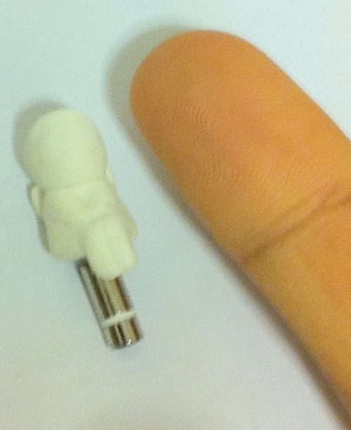 XXXS-Castiel Birthday: 21 Dec 2012 Height: 0.8cm (excluding the stopper end) I found a broken earpho