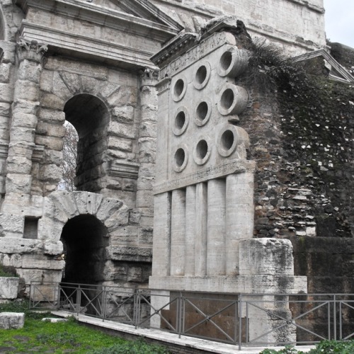 Tomba di Eurysaces (I secolo a.C.) e Porta Maggiore, Roma, 2009.This quite strange tomb of a baker, 