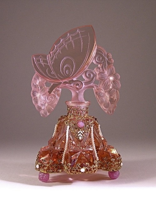 1920s perfume bottle and stopper in pink crystal with enamel and jeweled metalwork, glass feet, daub