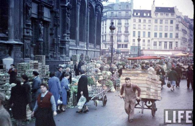 Les anciennes Halles de Paris en 1956, détruites au début des années 1970 - source Un jour de plus à Paris. #paris#les halles