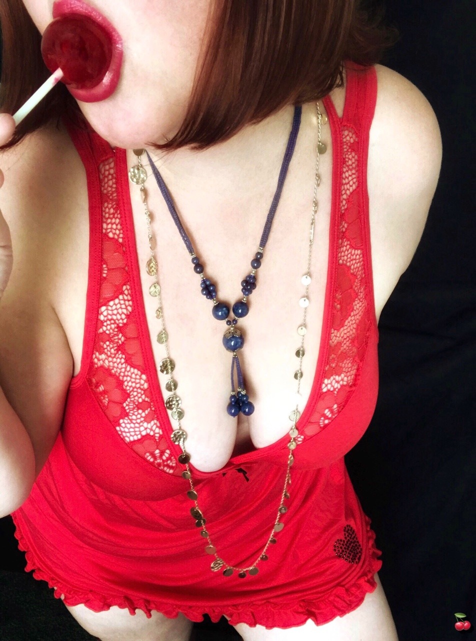 cherryredtoes:  curiouswinekitten2:  Happy Cleavage Sunday!   🔥🔥🔥.  Thank