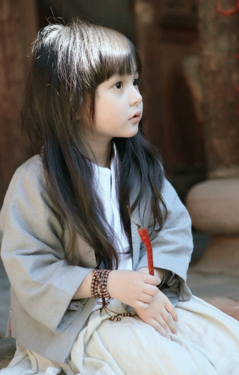 刘楚恬小朋友身穿改良式汉服(Hanfu) cute little Liu Chutian was playing with a &hellip;..chilli LOL ／(^o^)＼